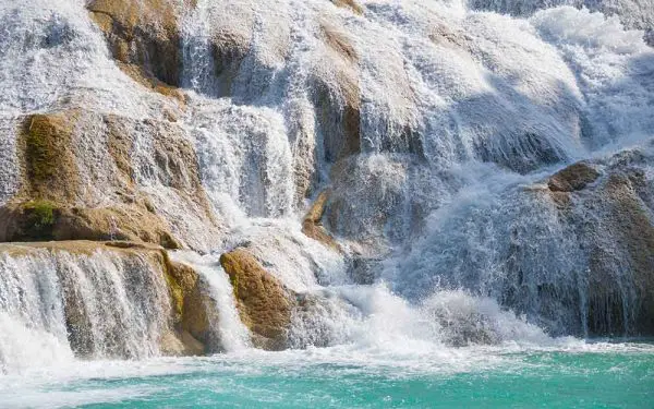 پوستر دیواری منظره آبشار در بین صخرها