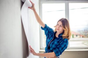 آموزش نصب و نگهداری پوستر دیواری؛ راهنمای کامل برای دیوارهای زیبا و ماندگار