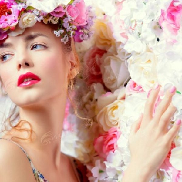 کاغذ دیواری چهره زن با گل های سفید و صورتی
