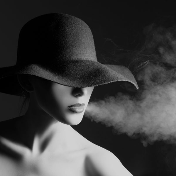 کاغذ دیواری چهره زن با کلاه