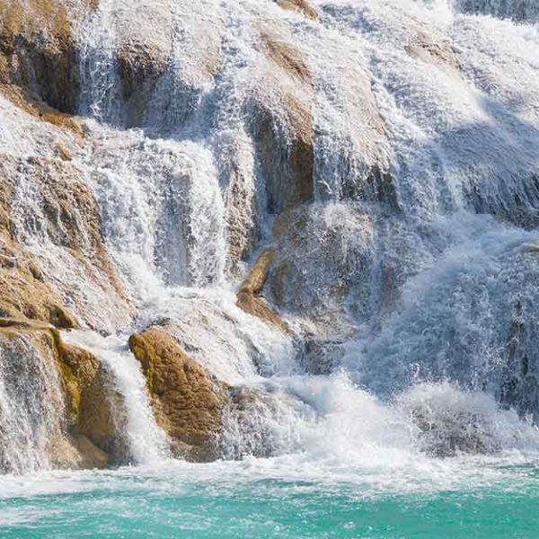پوستر دیواری منظره آبشار در بین صخرها