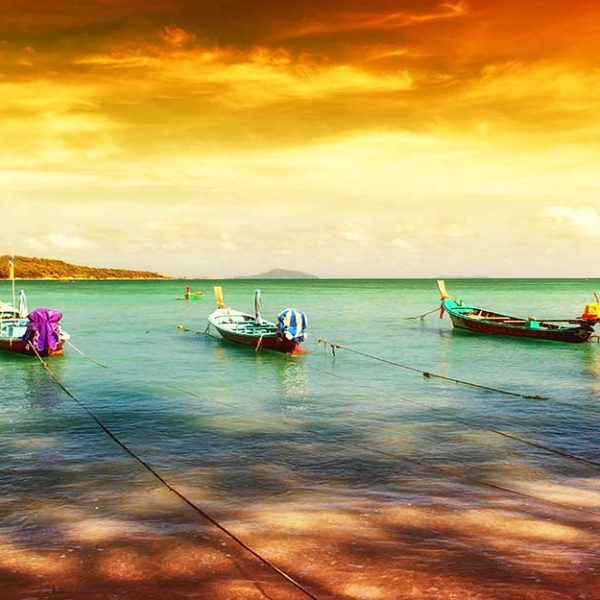 پوستر دیواری اسمان طلایی و قایق ها